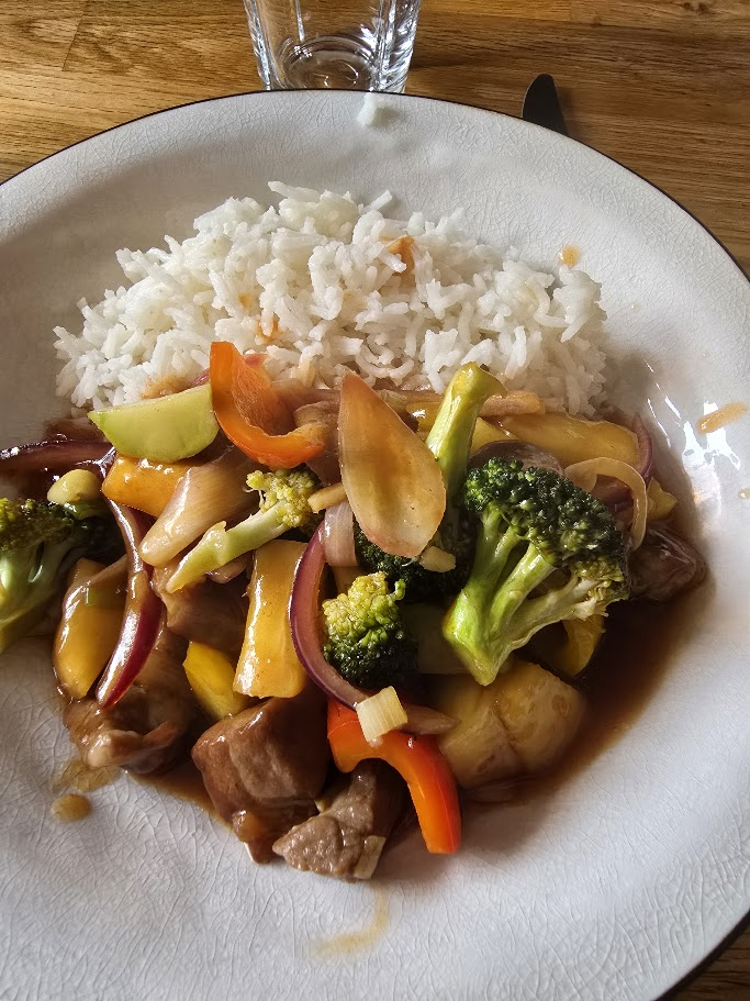 Fläst i sötsur sås med ananas och broccoli